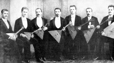 Кружок балалаечников под управлением В. Андреева (1894 г.)